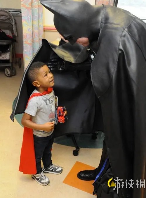 真实的超级英雄：男子扮“蝙蝠侠”行善 不幸车祸去世