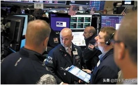 疫情在美国爆发，特朗普却在白宫发布会上强调：美国人民应尽快复工，对此，你怎么看？