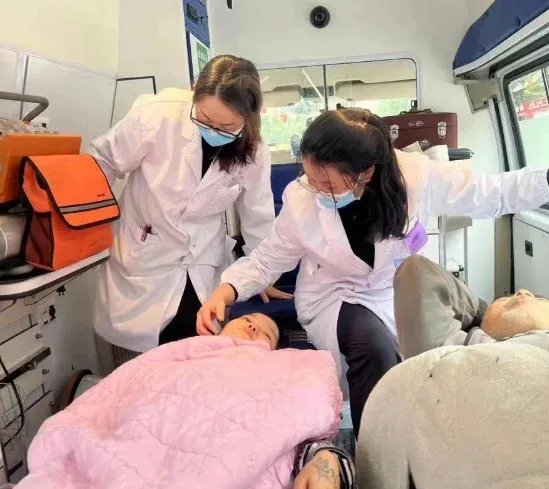 四川泸定地震后，首个“地震宝宝”平安降生，如何帮受灾人群做心理疏导？