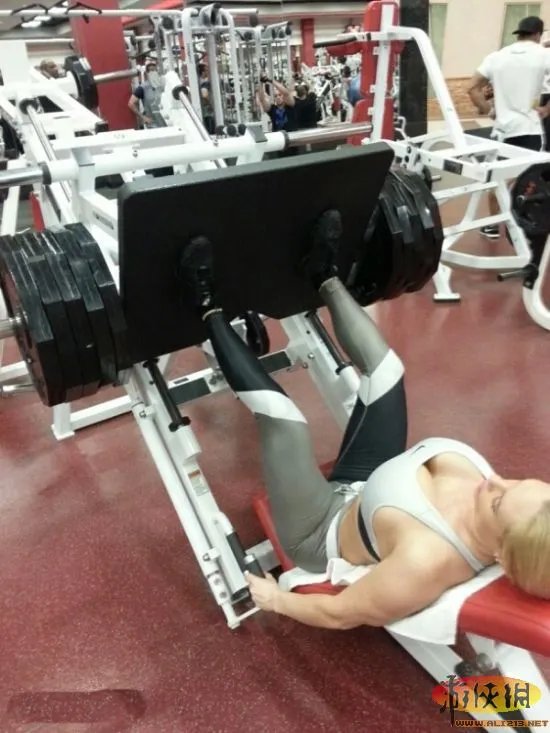 诱人丰乳翘臀 性感皇后COCO Austin火辣钢管舞