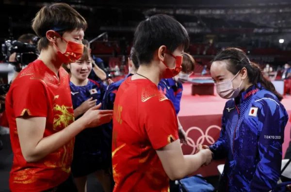 国乒女团夺四连冠后，刘诗雯发文祝贺说了什么？