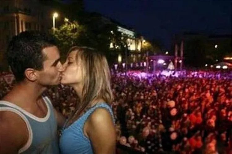 吉尼斯接吻记录  最长时间 50小时  （另类接吻）