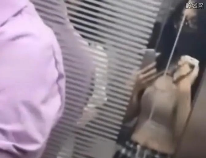 女孩穿露脐装被陌生女子说不得体 网友：这不是很正常的吗