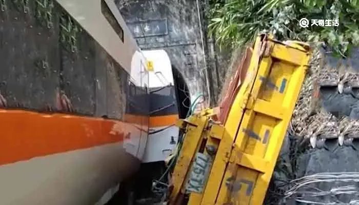 台铁列车发生脱轨事故 直播：台铁列车脱轨事故救援现场