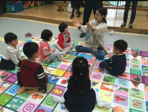 一2岁男童两分钟遭老师掌掴8次一事引关注，此事中有哪些值得关注的信息？