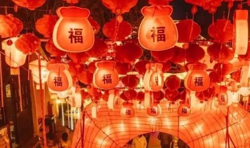 六街灯火闹儿童的上联是啥？