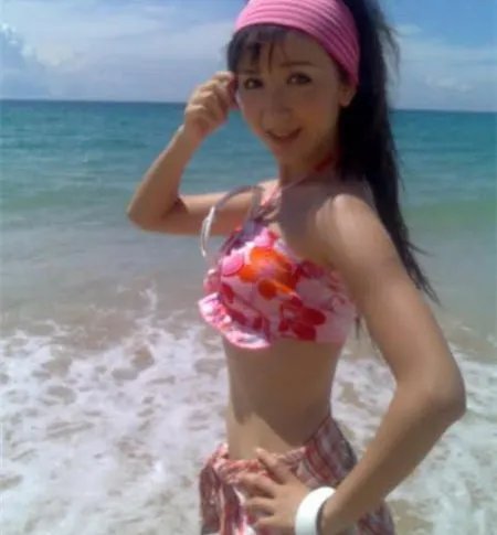 娄艺潇性感比基尼显性感身材 揭其遭潜规则事件内幕