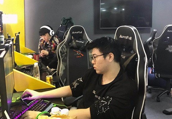 万众期待的绝地求生京东杯成为了延期杯、夜店杯,你怎么看?