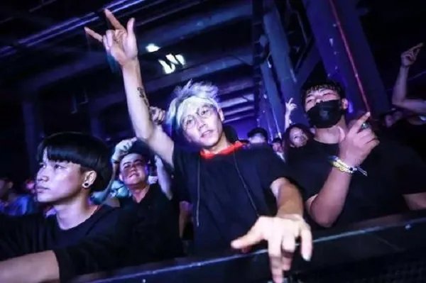 女士蹦迪简单摇晃动作