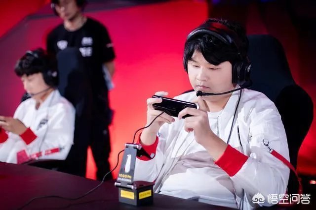 王者荣耀hero战败后，打野拒绝跟无铭握手，微博道歉却被网友骂惨，如何看待此事？