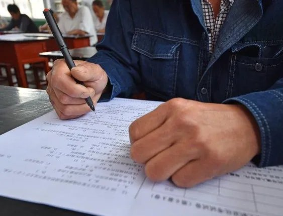 无臂少年考上同济研究生，他到底是怎么做到的？