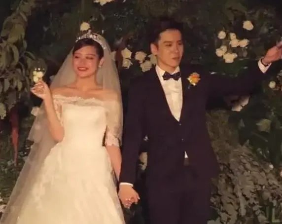 魏哲鸣老婆王岚个人资料照片：魏哲鸣王岚婚纱照