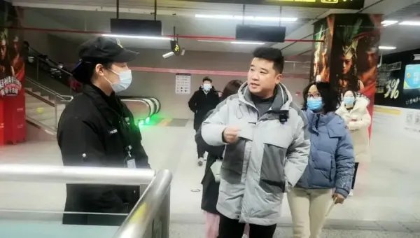 引发关注！武汉一男子乘地铁不戴口罩被同车乘客殴打，这算不算道德绑架？