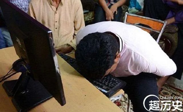 印度打字神人用脸滚键盘打出世界纪录