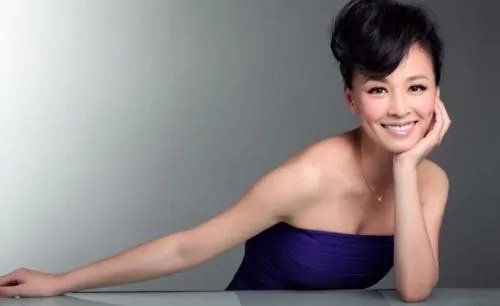 张庭直播哭诉心酸日常，你觉得她的行为属于蹭热度吗？