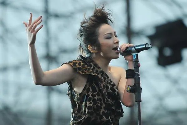 飞儿乐队主唱詹雯婷为什么换掉：据说主动退团(不知真相)