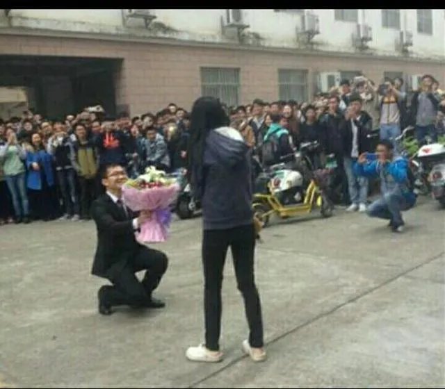 你怎么看待男生在女生宿舍楼下摆蜡烛的告白方式？