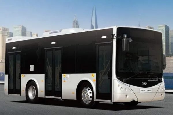 公交车“神龙摆尾”与宝马斗气别车，谁的责任更大？