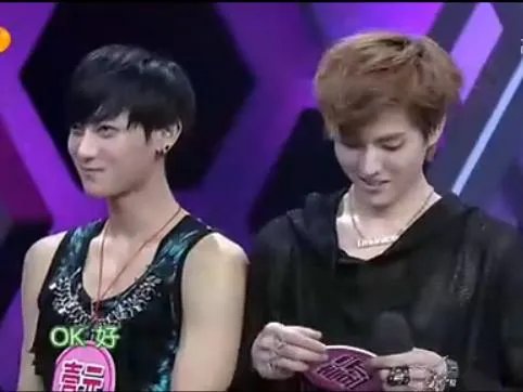 120609快乐大本营中何灵叫孔雀哥哥的那个人是谁？就是后面游戏输了的两个人，长得有点像女生好像很害羞...