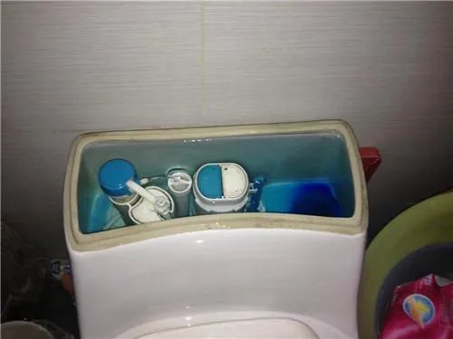 抽水马桶水箱一直流水怎么修