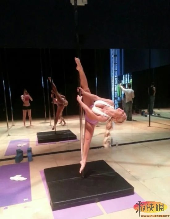 诱人丰乳翘臀 性感皇后COCO Austin火辣钢管舞