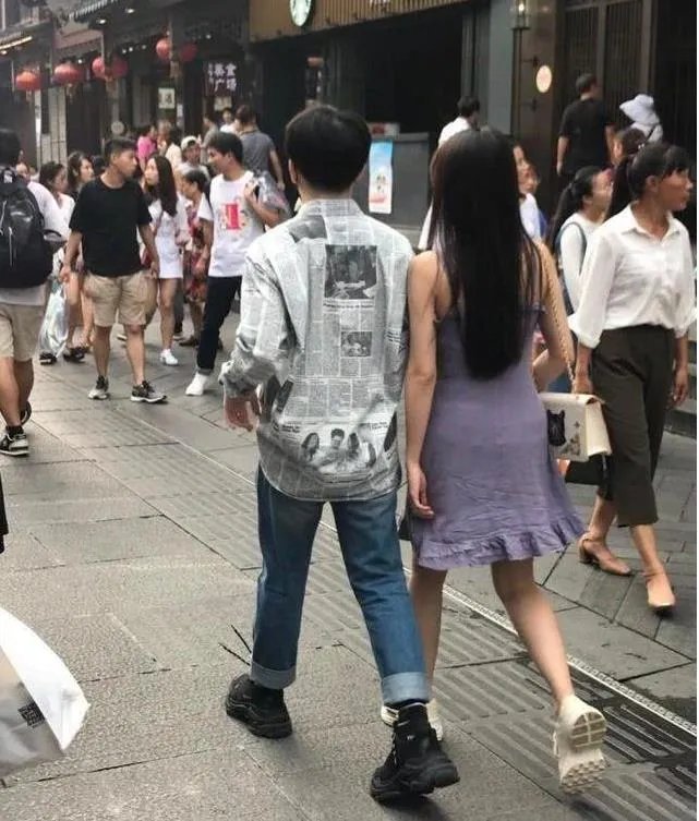 Rookie公布恋情：女友是英雄联盟官方主持人小钰