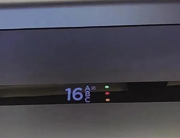 五一的无座真是站票 高铁车厢人潮拥挤堪比春运