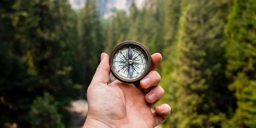 指南针n和s分别代表什么方向 红色的一头指向什么方向