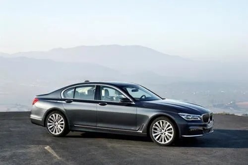 公交车“神龙摆尾”与宝马斗气别车，谁的责任更大？