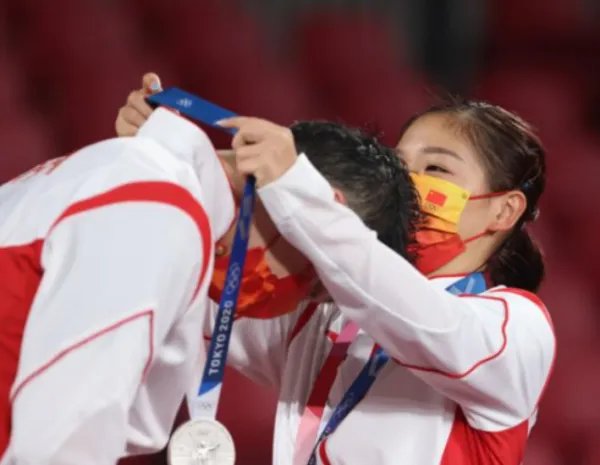 国乒女团夺四连冠后，刘诗雯发文祝贺说了什么？