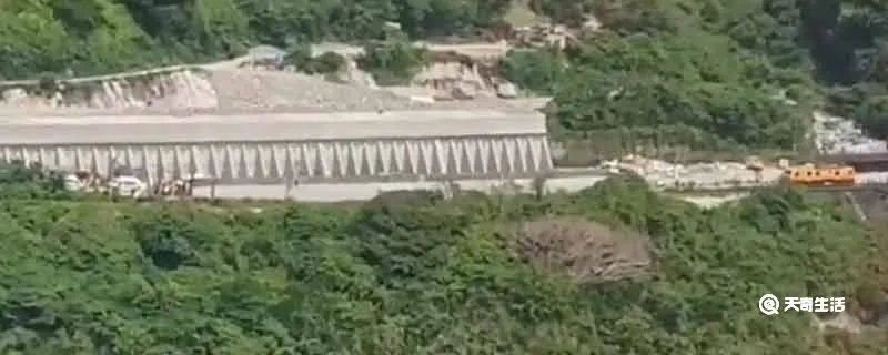 台铁列车发生脱轨事故 直播：台铁列车脱轨事故救援现场