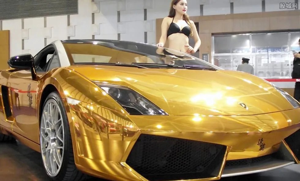 豪车被砸微笑自拍 照个相最重要