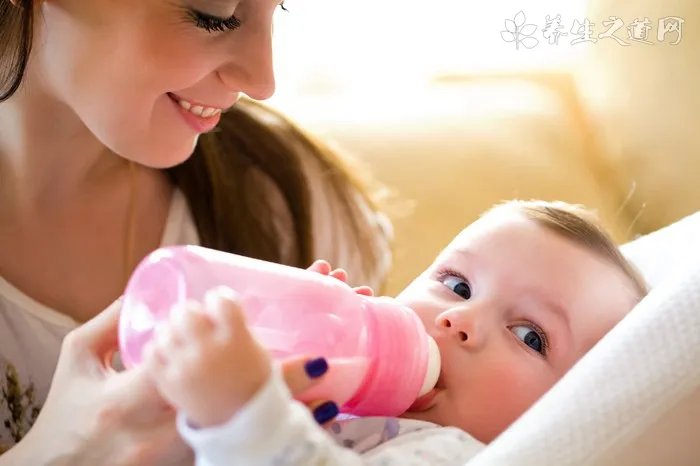 婴儿吃奶时呛奶怎么办