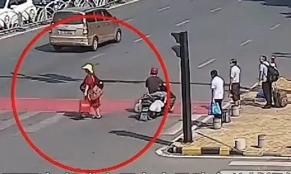 广西一女子闯红灯出示“联合国证件”，她为何会有如此奇葩的举动？