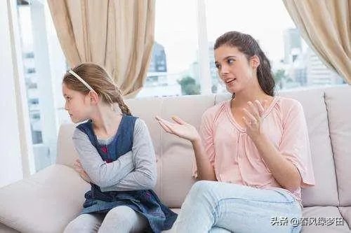 最近网上频出家长抱怨孩子上网课，各种吐槽的情况，孩子学习教育责任到底归老师还是父母？