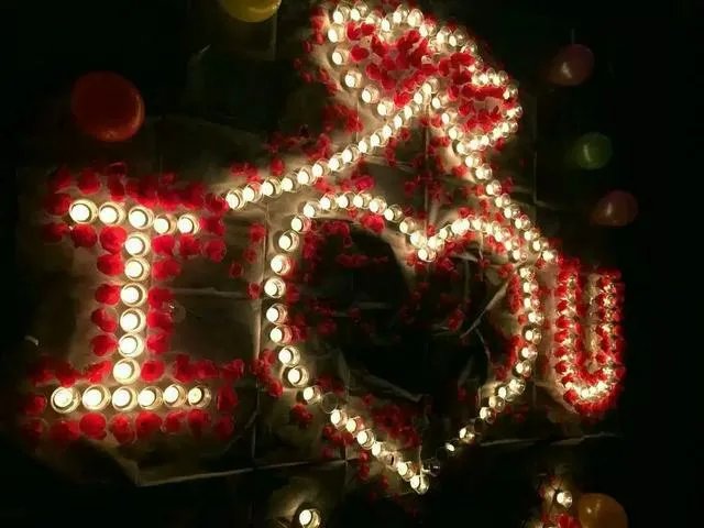 你怎么看待男生在女生宿舍楼下摆蜡烛的告白方式？