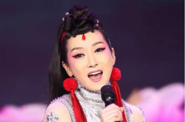 周鹏为什么改名叫萨顶顶了?