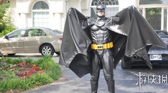 真实的超级英雄：男子扮“蝙蝠侠”行善 不幸车祸去世