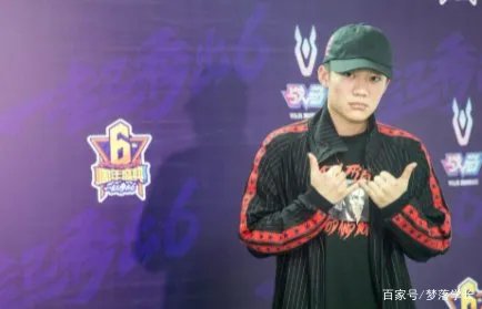 夜宿门过去三年了，Pgone发新歌嘲讽贾乃亮，他和李小璐还在一起吗？