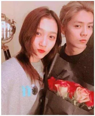 关晓彤评论赵丽颖：祝福哥哥姐姐表情憧憬（图）