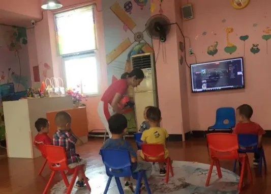 一2岁男童两分钟遭老师掌掴8次一事引关注，此事中有哪些值得关注的信息？