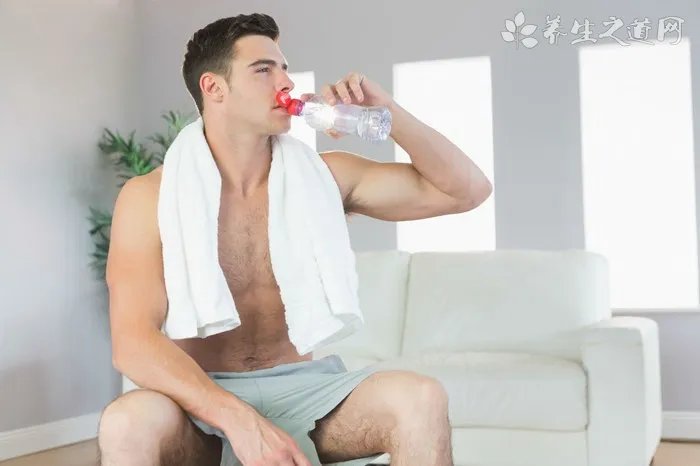 涂了润唇膏怎么喝水?涂润唇膏后要怎么喝水?