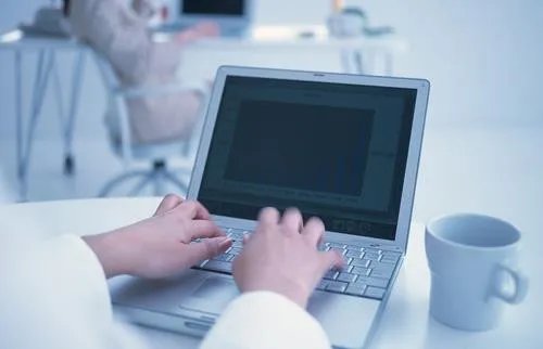 电脑卡屏是怎么回事 怎么解决电脑卡屏