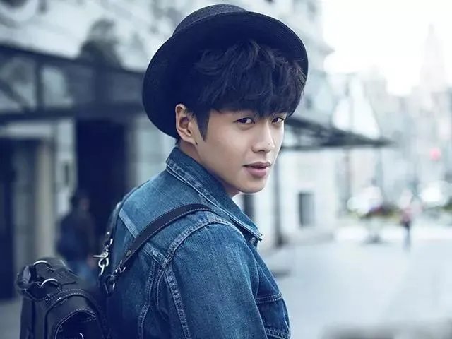 张若昀家庭背景如何？