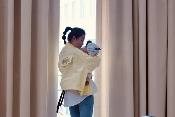 缺德！保姆掌掴1岁孩子并强行喂辣椒，孩子家属该如何维权？