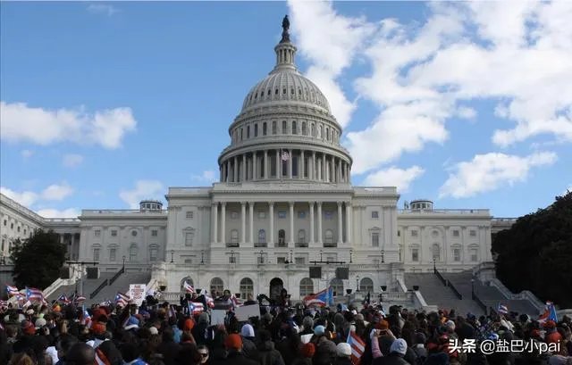 疫情在美国爆发，特朗普却在白宫发布会上强调：美国人民应尽快复工，对此，你怎么看？
