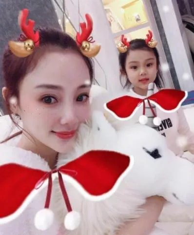 李小璐晒照庆圣诞 甜馨简直贾乃亮翻版