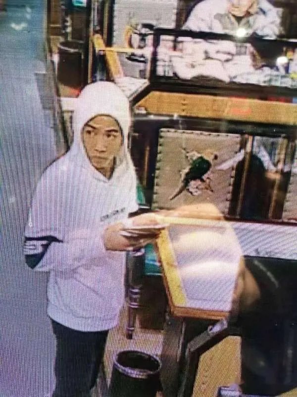 对于在逃的通辽市嫌犯张立东,警方做出了什么提示?