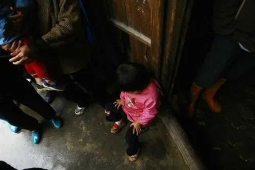 男子暴打三名女童，拍下视频的是谁？