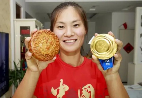 你如何看待西安司机捡到全运会金牌误以为月饼这件事？